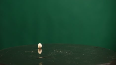 salto de frijol en el subwoofer en movimiento en fondo verde