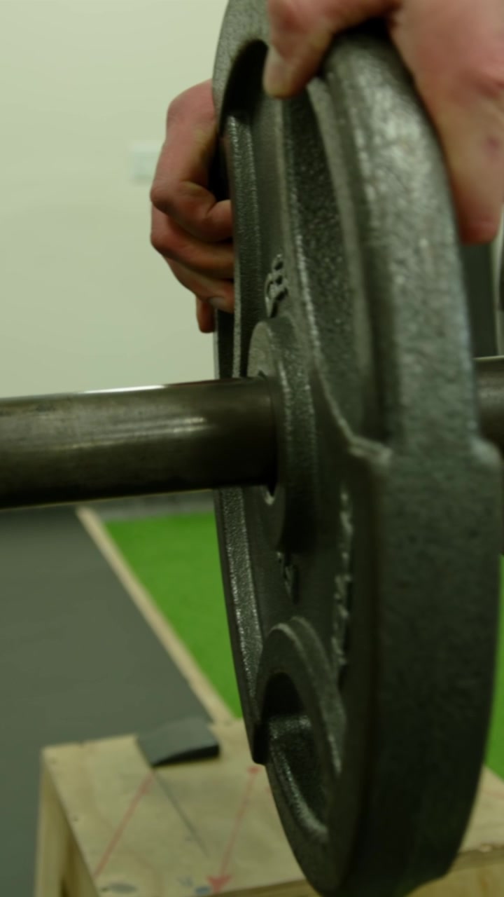 Hombres culturistas musculosos haciendo ejercicio en el gimnasio