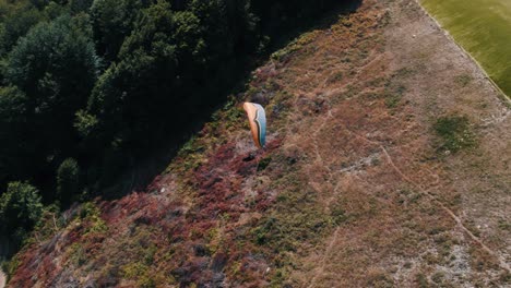 Toma-Aérea-De-Un-Parapente-Deslizándose-Pacíficamente-Por-El-Aire