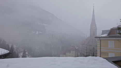 Nordisches-Dorf-Mit-Einem-Turm-Zwischen-Eisigen-Bergen