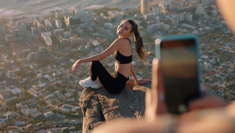 amigas tomando fotos en la cima de la montaña usando la cámara de un teléfono inteligente hermosa mujer influyente posando para una amiga con un teléfono móvil compartiendo la aventura de senderismo en las redes sociales