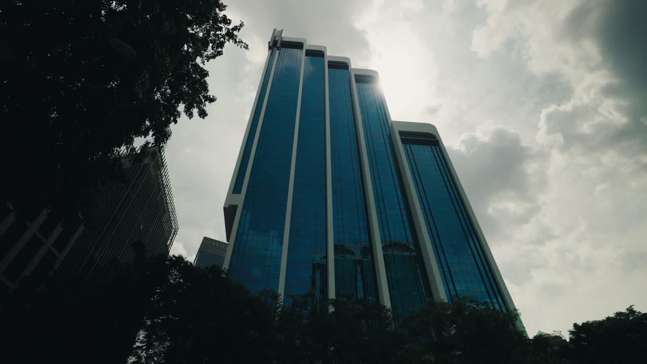 rascacielos moderno en un paisaje urbano