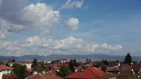 Zeitraffer-Eines-Wolkenverhangenen-Blauen-Himmels-über-Den-Dächern-Roter-Häuser-In-Sofia,-Bulgarien