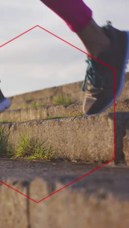 forma hexagonal roja contra la sección baja de una mujer corriendo por las escaleras