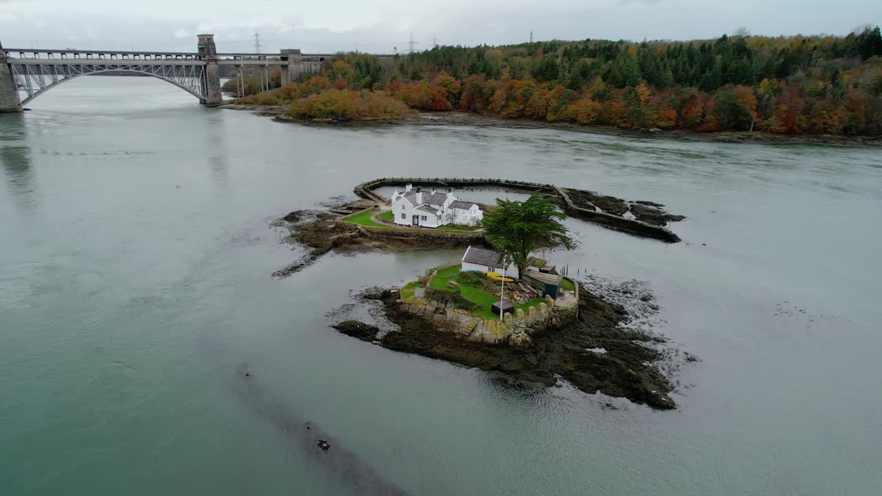 조감도 ynys gored goch 집 화이트 베이트 섬 웨일스어 흐르는 메나이 해협 anglesey 궤도 왼쪽