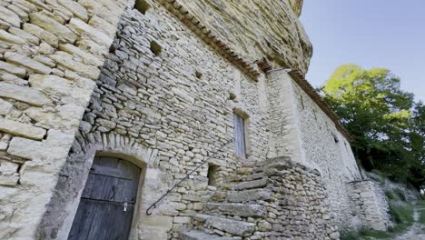 Altes-Kleines-Steinhaus-Auf-Einem-Großen-Felsen-In-Der-Sonnengarade,-Lagerort-Aus-Der-Vergangenheit