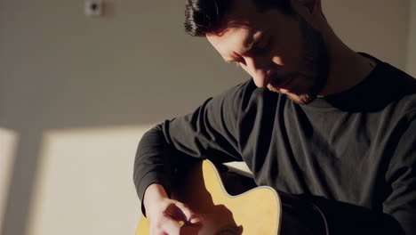 hombre tocando guitarra acustica