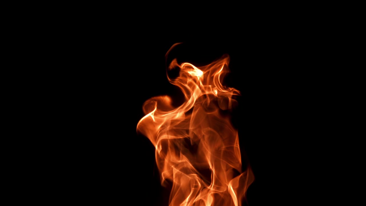 Vere fiamme di fuoco che bruciano su sfondo nero