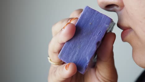 una mujer con olor a jabón púrpura.
