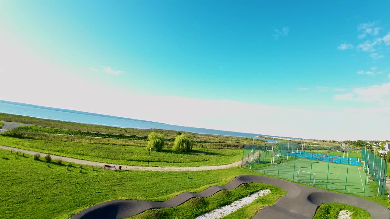 낮에는 빈 펌프 트랙과 축구장의 조감도