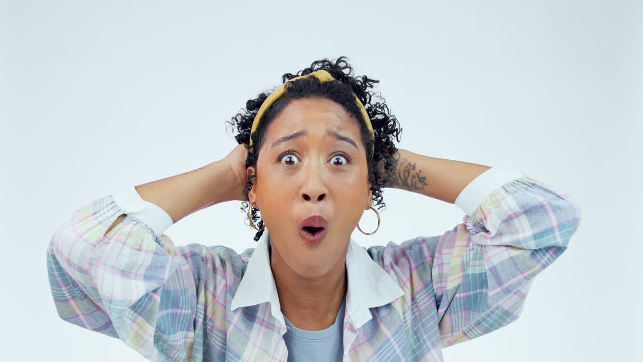 wow, cara y mente soplada mujer en el estudio