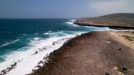 ondas poderosas batem contra as falésias de aruba