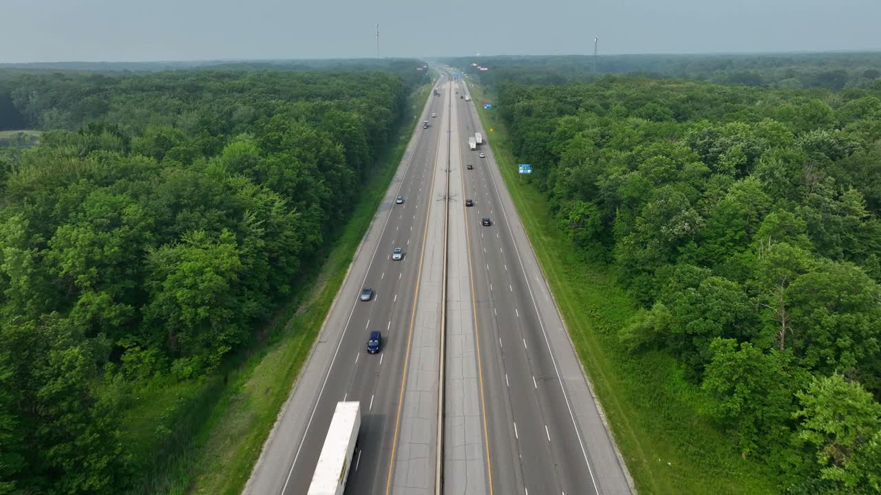aerial dolly forward over 6 lane highway in woodlands in usa (미국 우드랜드의 6 레인 고속도로)