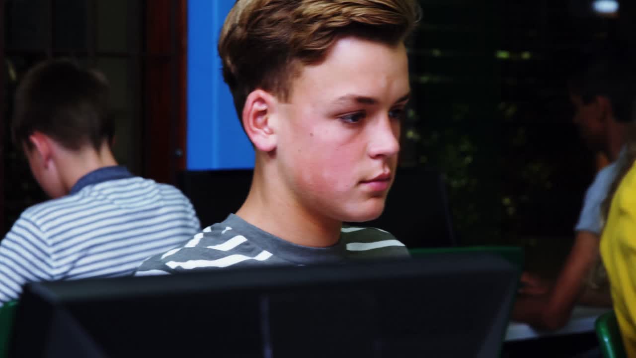 교실 에서 컴퓨터 를 사용 하여 공부 하는 학생 들