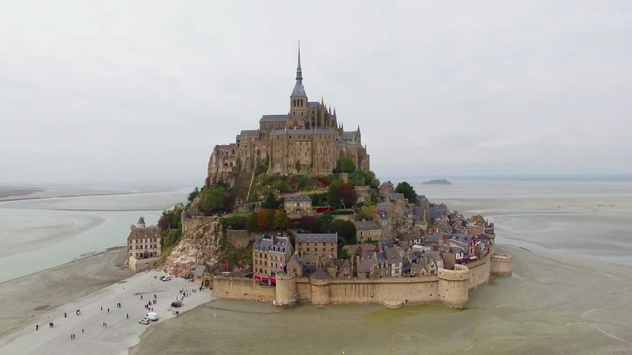 프랑스 르 몽생미셸의 작은 섬에 있는 프랑스 성 노르망디 전형적인 고딕 양식의 건축물 유네스코 세계 유산 클래스에서 드론 샷 360