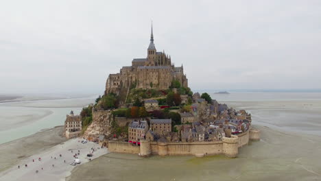 castillo francés en una pequeña isla en francia le mont saint michel drone shot 360 en normandía arquitectura gótica típica clase de patrimonio mundial de la unesco