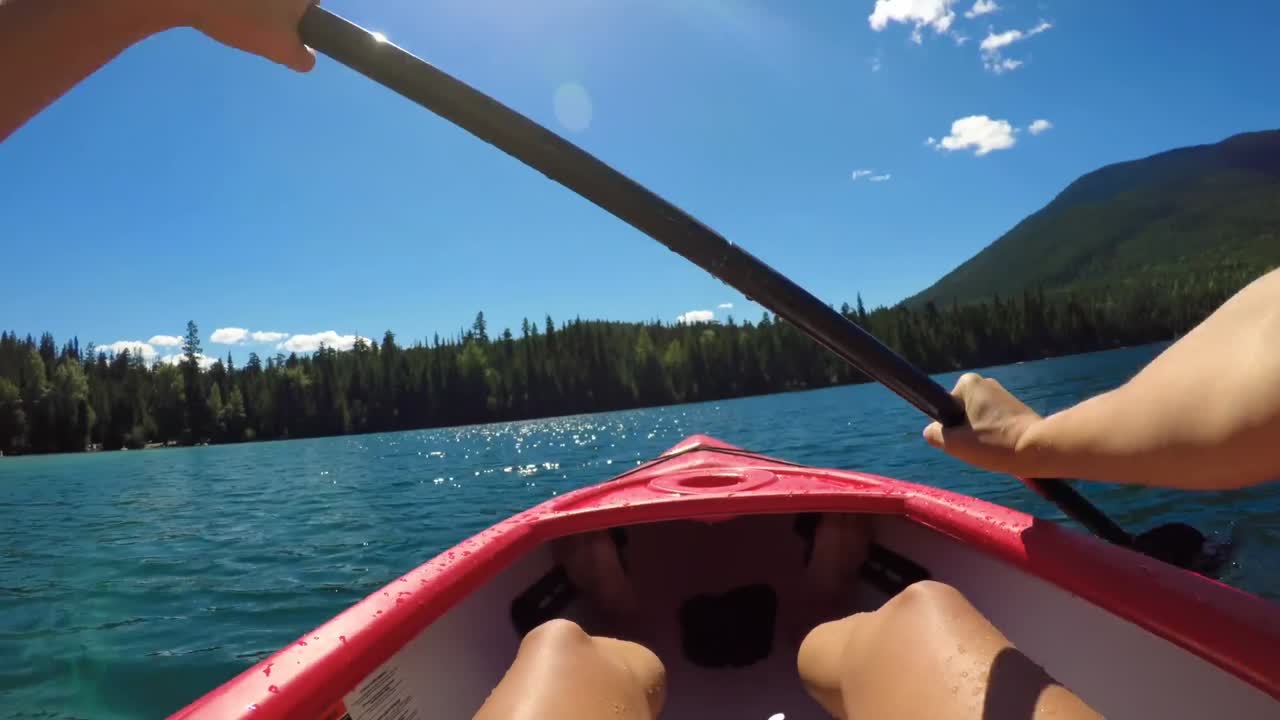 mujer en kayak en el río 4k