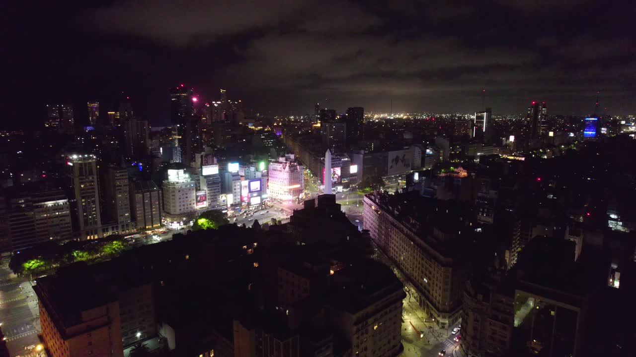 아르헨티나 부에노스아이레스의 주요 도로 사이의 광차에 대한 공중 전망