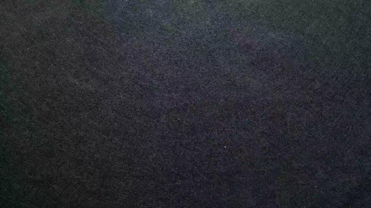 파란색 수술 얼굴 마스크를 들고 있는 사람