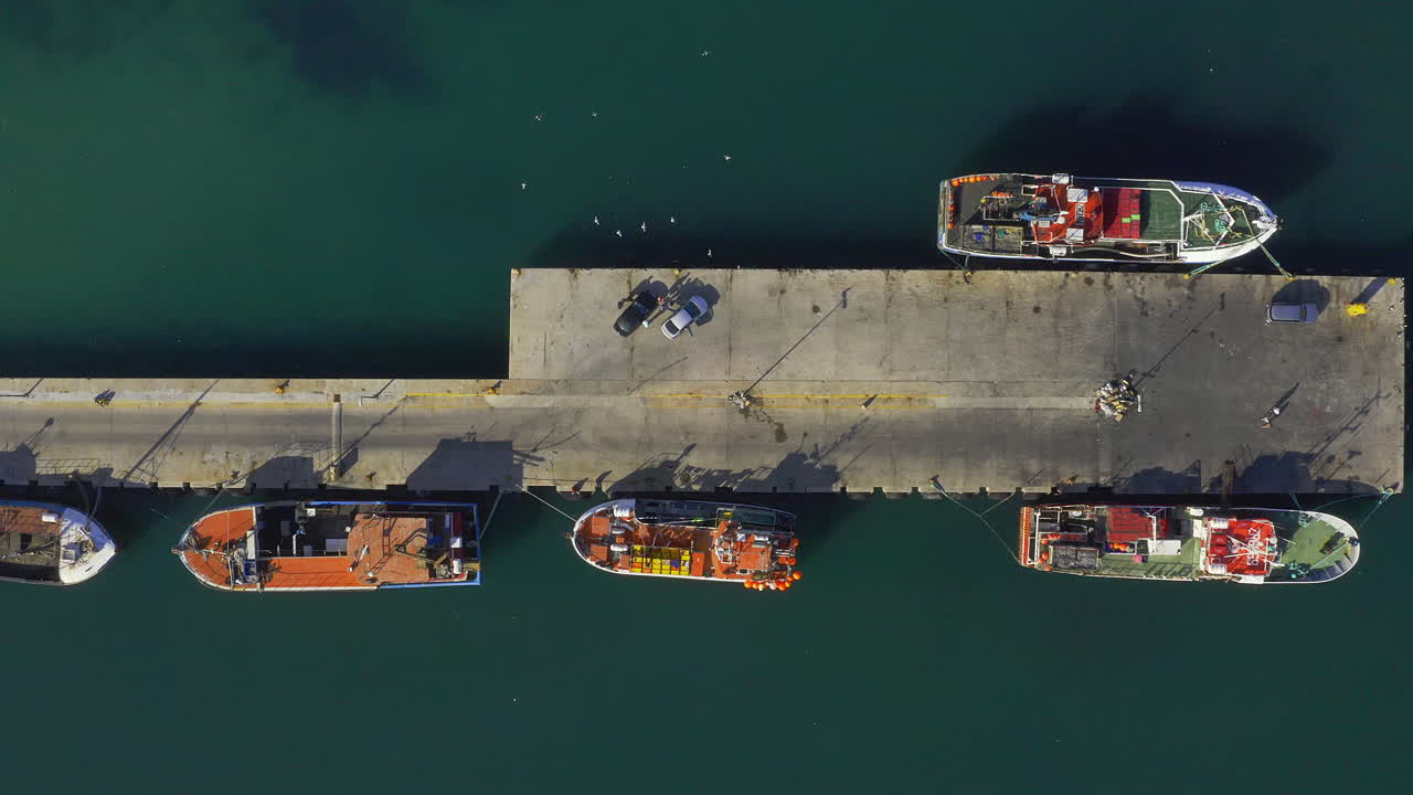 siéntase libre de atracar su barco aquí.