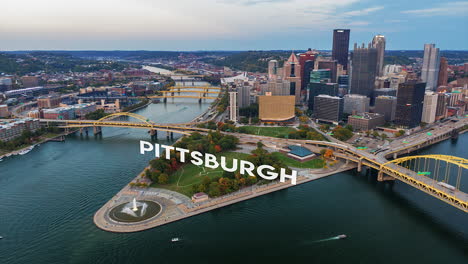 Filmischer-Hyperlapse-Aus-Der-Luft,-Zeitraffer-Der-Innenstadt-Von-Pittsburgh-In-Der-Abenddämmerung