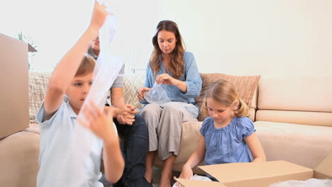 Familia-Abriendo-Cajas