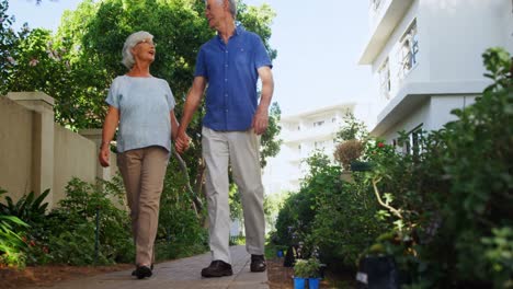 pareja de alto nivel caminando en el jardín