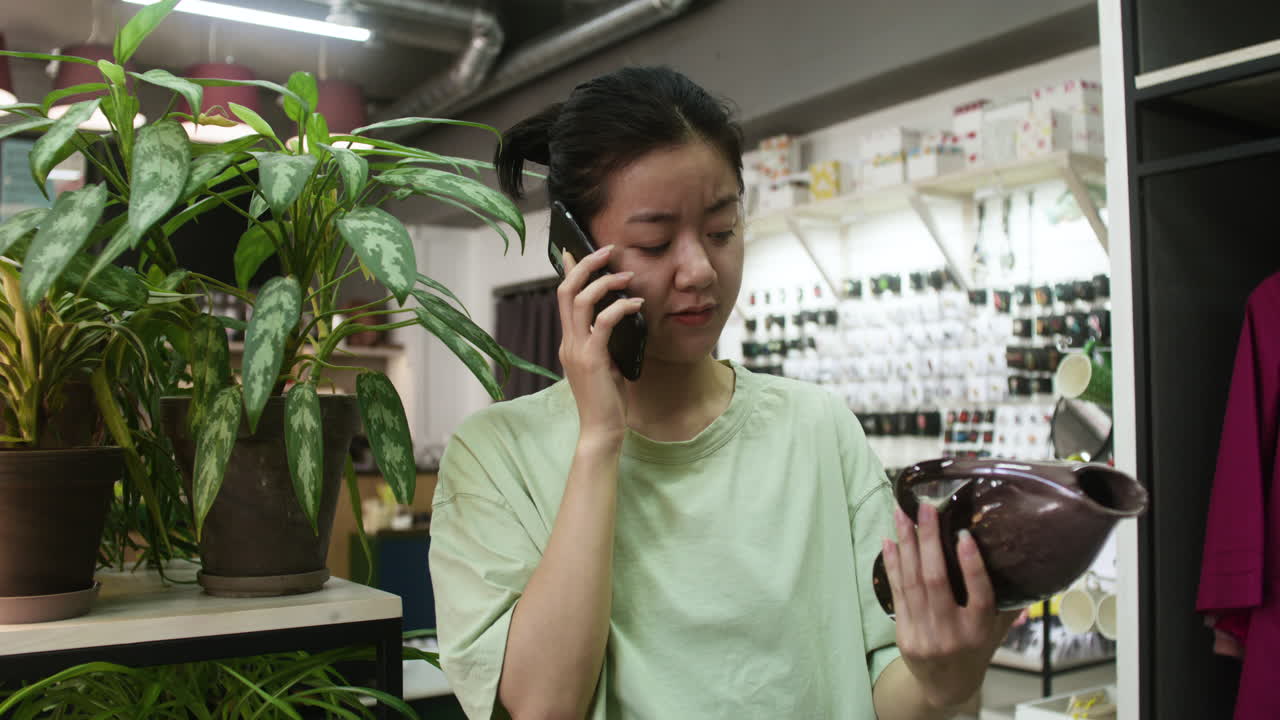 가게에 있는 아시아 여자