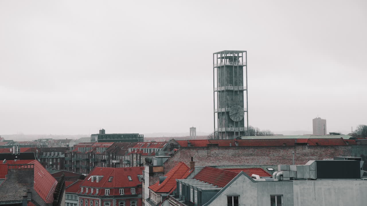 Udsigt til Aarhus Rådhus fra Sallings udsigtsplatform, skyline, vinter, skyet.