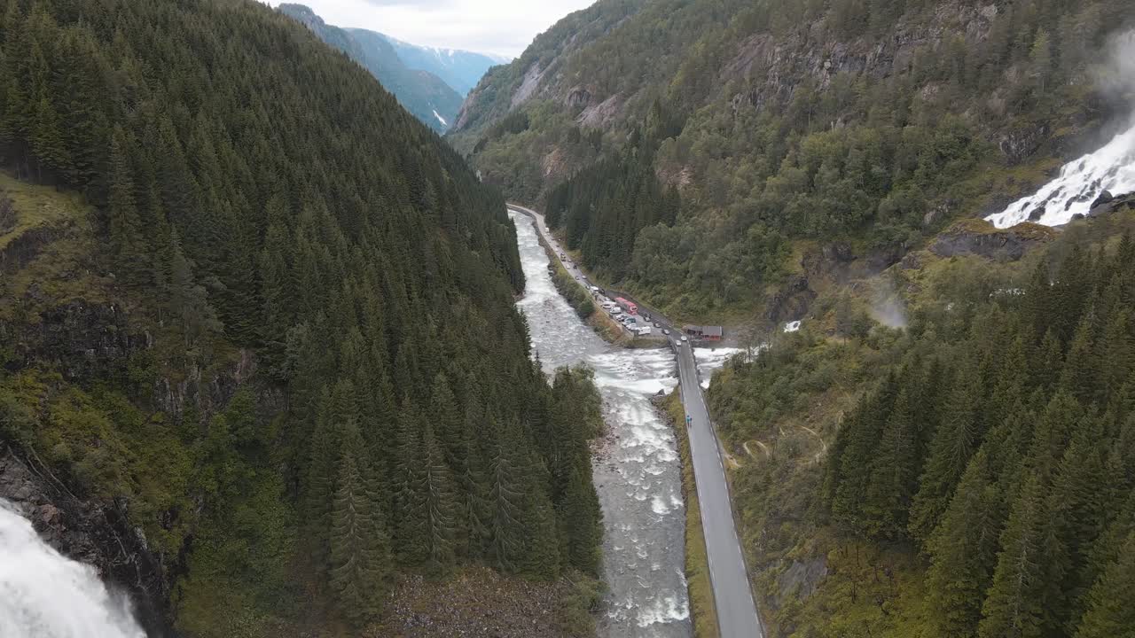 catarata de espelandsfossen en una toma aérea de un dron noruego