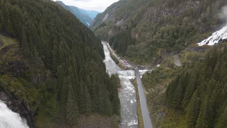 Espelandsfossen-Wasserfall-In-Norwegischer-Luftdrohnenaufnahme