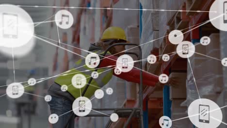 red de iconos digitales contra una trabajadora afroamericana que trabaja en un almacén