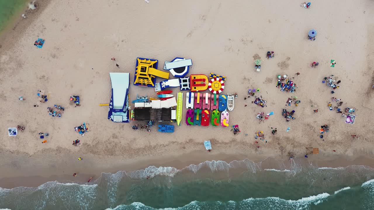 paisaje urbano y costa de mil palmeras en el sur de españa vista de avión no tripulado