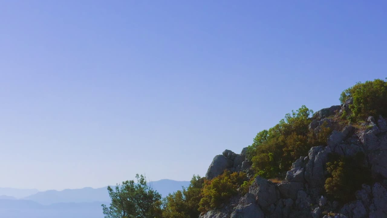 에게 해, 카리안 트레일, 터키 를 배경 으로 산꼭대기 에서  ⁇ 고 있는 사람