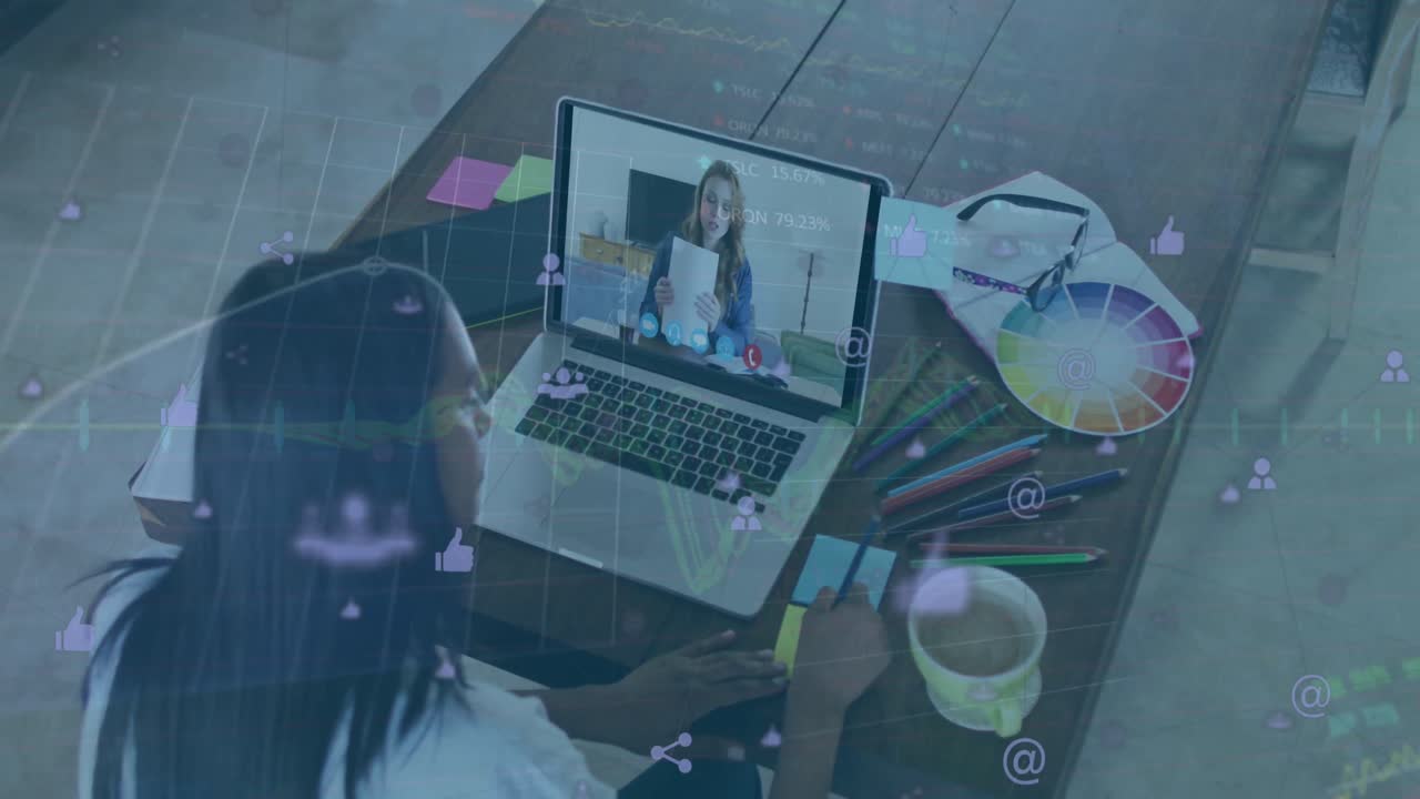 animación de procesamiento de datos sobre mujer de negocios afroamericana usando portátil para llamada de video