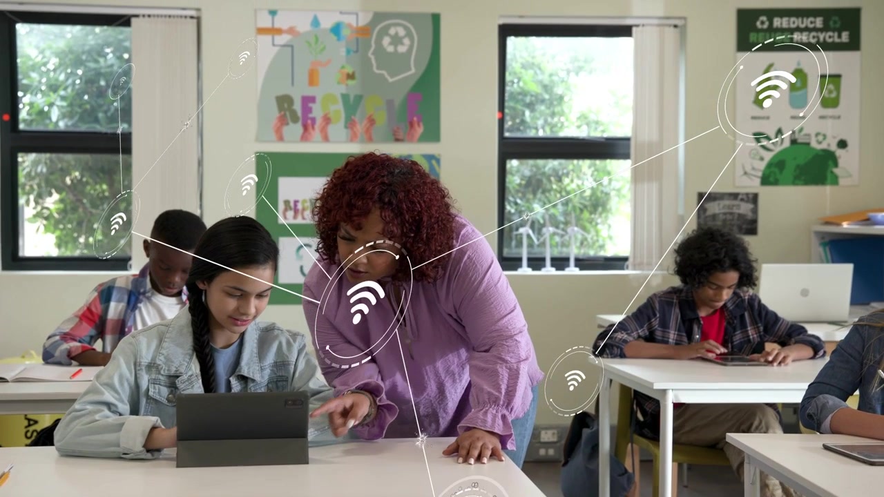 Insegnante che si china su un alunno toccando il tablet, indicando e dirigendo la classe, mentre le icone Wi-Fi si collegano al tablet.