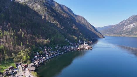 Schöne-Aufnahme-Mit-Häusern-Und-Fluss-Österreich,-Hallstatt