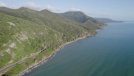 autopista del capitán cook a través de zonas verdes de montaña en la costa entre cairns y port douglas en wangetti, qld, australia