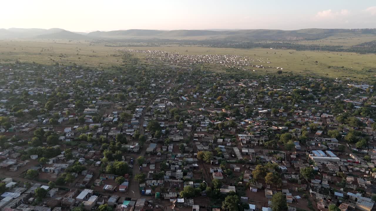 느리게 밀어 넣는 드론 촬영은 남아프리카의 큰 시골 마을의 광활한 풍경을 우아하게 드러니다.