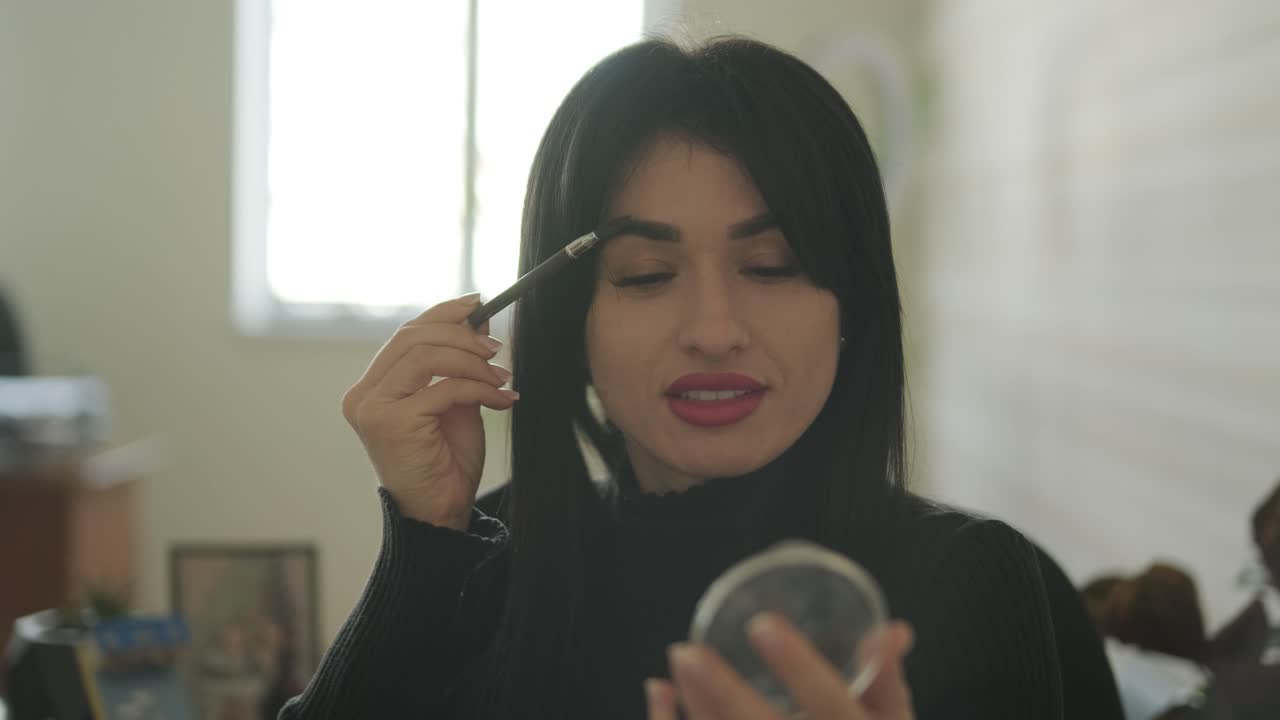 mujer de negocios profesional en su oficina aplicando maquillaje, vestida con elegantes trajes de negocios, equilibrando el cuidado personal y las responsabilidades laborales en un entorno de oficina moderno