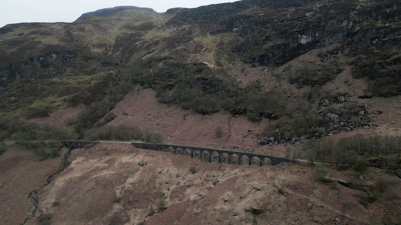 escocia puente viaducto valle de la montaña dron 4k