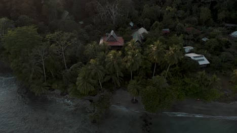 Der-Drohnenflug-Enthüllt-Die-Atemberaubende-Küstenlage-Von-Punta-Mona,-Umgeben-Von-Dichtem-Dschungel