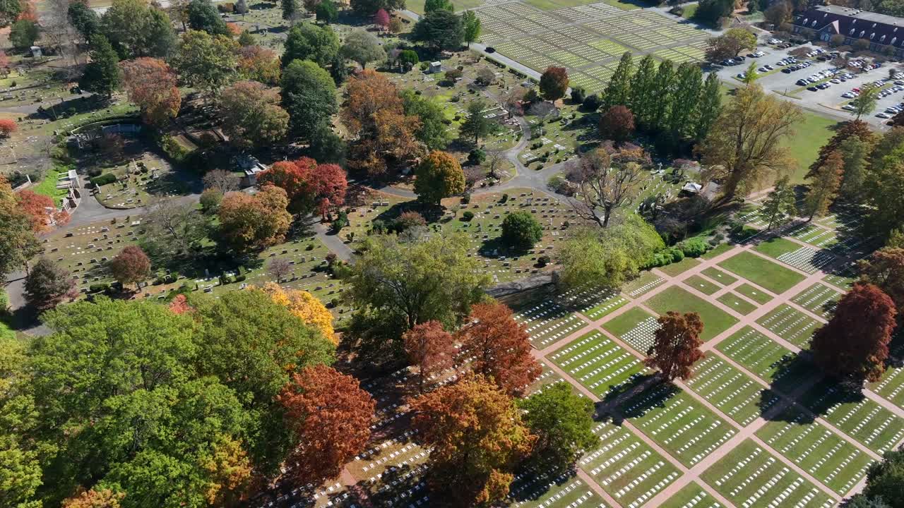 가을에 역사적인 살렘 묘지