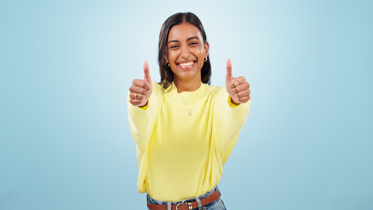 cara, pulgares hacia arriba o mujer feliz riendo en el estudio