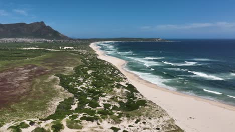 hermosa toma aérea de drones de la laguna de hermanus sudáfrica