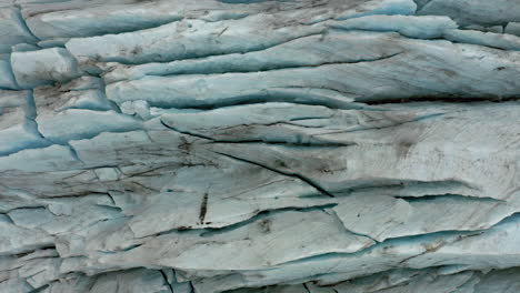 antena: vista de arriba hacia abajo de la superficie de hielo irregular del glaciar congelado