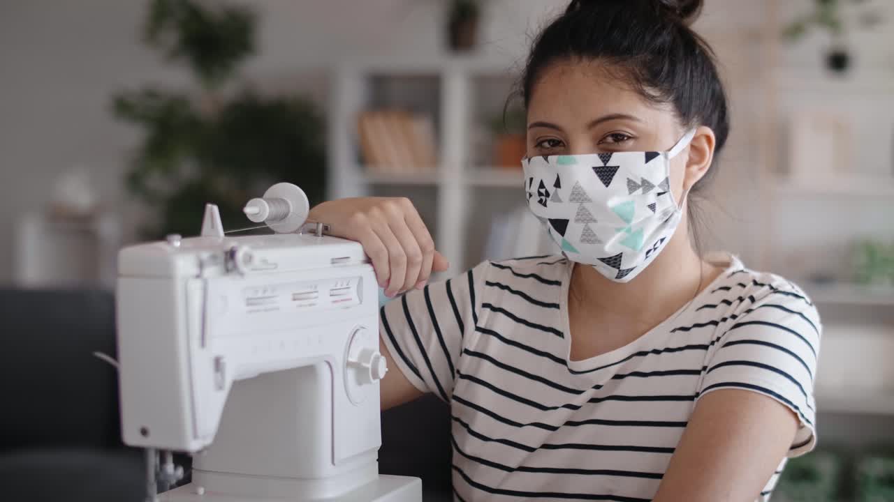 video de un hombre frustrado haciendo gestos durante una videoconferencia