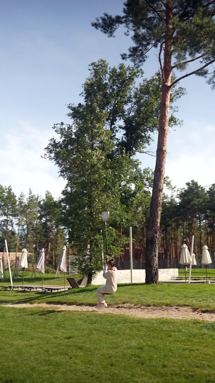 persona disfrutando de una aventura en tirolesa en un parque