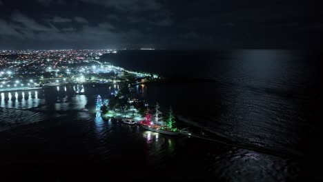 el icónico amerigo vespucci, barco de la escuela de vela italiana, atracado por la noche en la república dominicana en punta torrencilla.