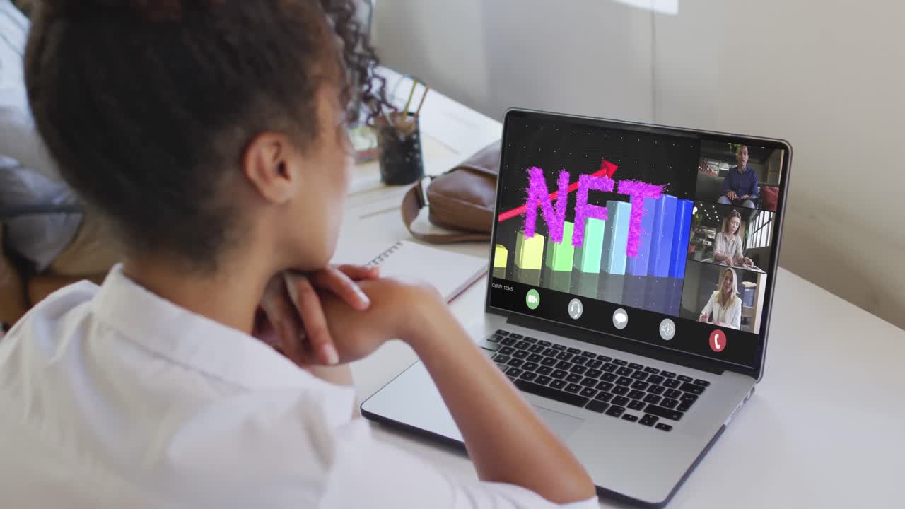 video de una mujer biracial haciendo una videollamada en portátil con diversos compañeros de trabajo